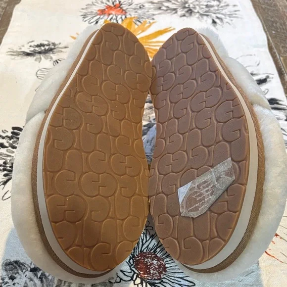 Size 9, never worn UGG Plush Slippers - Picture 6 of 6